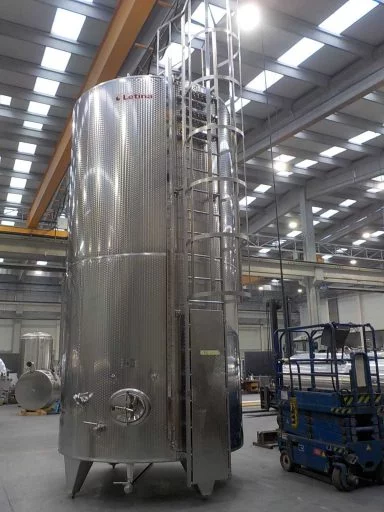 Custom ladder on a 25100 L stainless steel Letina IZO insulated tank.