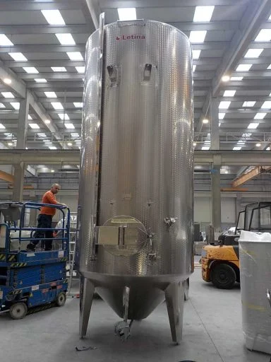 Front view of a 9500 L stainless steel Letina IZO insulated tank with a conical bottom.
