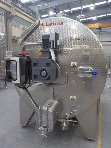 Front view of a 10500 L stainless steel Letina VIN horizontal fermenter.