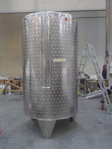 Back view of a 3200 L stainless steel Letina Z closed storage tank with a cooling jacket.