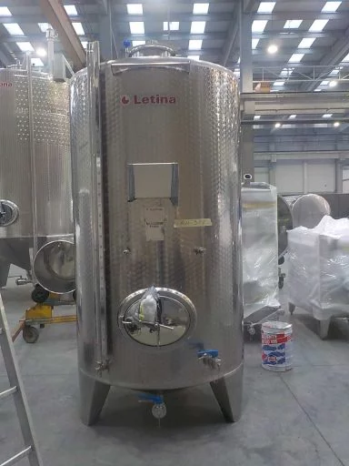 Front view of a 3200 L stainless steel Letina Z closed storage tank.