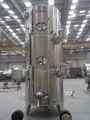 Front of a polished stainless steel Letina ZK multi-chamber tank with three 2500 L chambers.